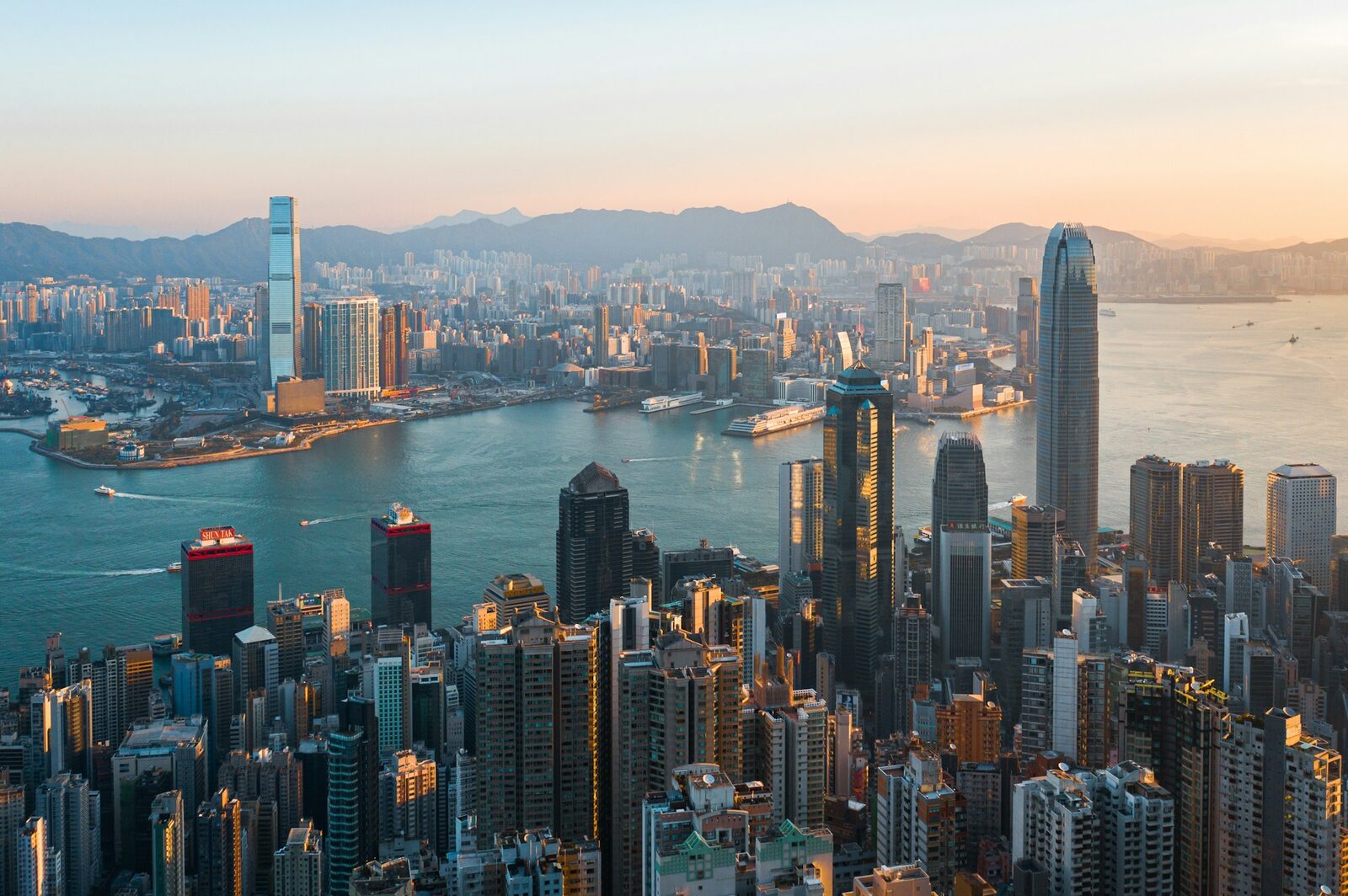 香港維多利亞港黃昏時分的天際線